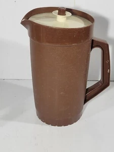 Vintage push button lid Tupperware 2 quart pitcher 1/2 Gallon brown #1 800-8 - Picture 1 of 5