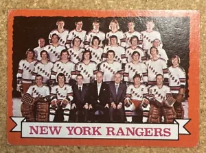 1973-74 Topps #102 New York Rangers Team - Picture 1 of 2