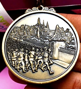 Standard Chartered Finisher run Medal Thailand Bangkok Marathon 2013 Souvenir - Picture 1 of 13