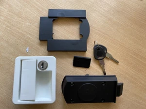 FAP WOHNMOBIL WOHNWAGEN ABTEIL TÜRSCHLOSS C/W SCHLÜSSEL WEISS 73252 - Bild 1 von 5