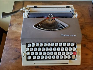 VINTAGE ROYAL SAFARI PORTABLE TYPEWRITER W/CASE--For Parts or Repair - Picture 1 of 7