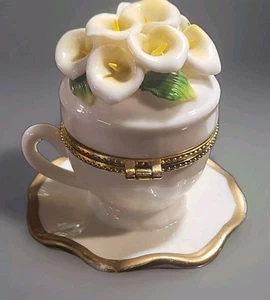 Vintage Teetasse Schmuckschatulle mit 3D Calla Lilly Top & handbemalter Libelle - Bild 1 von 7