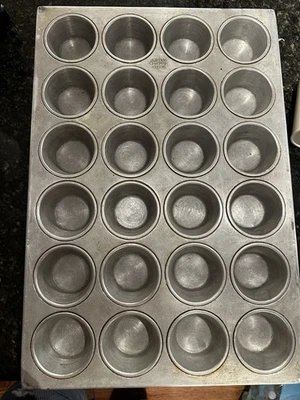 4 x Muffin Pan | Chicago Metallic, Wear-Ever Commercial 24 cup aluminum cupcake - Image 1 of 4