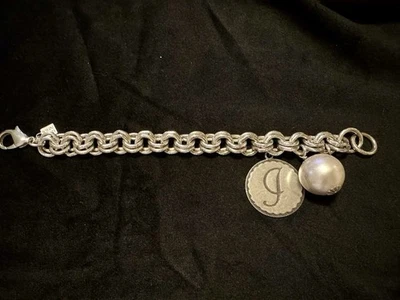 Pulseira John Wind Sorority Gal Pearl monograma letra inicial J tom prata - Imagem 1 de 4