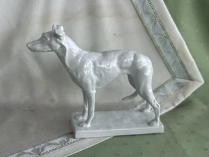Schöne Meissen Figur als Wachender Hund - Bild 1 von 16