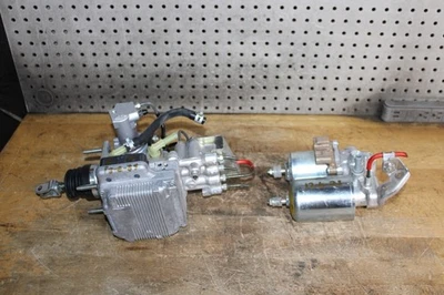 Насос главного цилиндра тормозного усилителя ABS для Toyota Prius C 14-15 годов выпуска от оригинального производителя 47210-52220 - Изображение 1 из 4