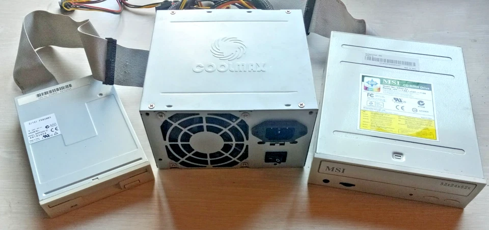 CPU LOT - Sony 3.5" Floppy Drive MPF920-Z, Coolmax V-400, MSI CR52-A2 CD-R/RW - Image 1 of 4