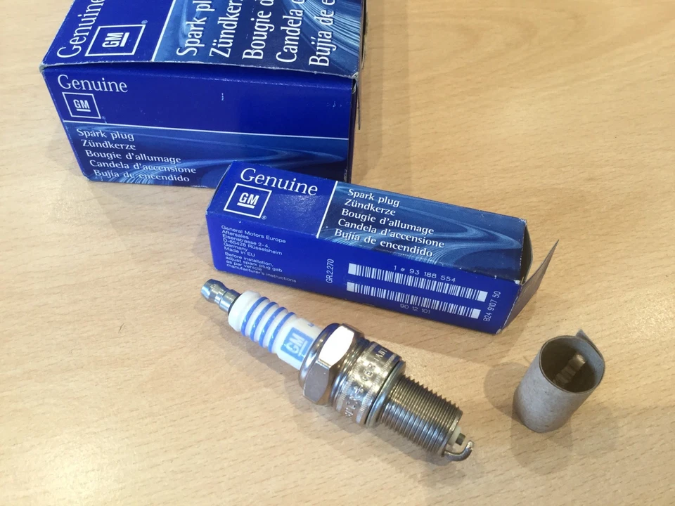 SET OF 4, GENUINE VAUXHALL BOSCH SPARK PLUGS -  WR8DCX, 93188554 - Image 1 of 4