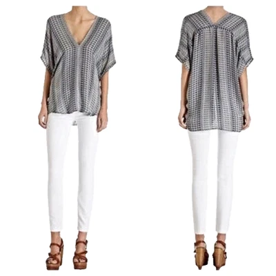 Túnica VINCE FEMININA estampa asteca drapeada de seda popover kaftan S azul nuvem - Imagem 1 de 4