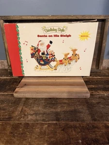 Figura musical estilo navideño de Papá Noel en su trineo con caja - Probado funciona - Imagen 1 de 9