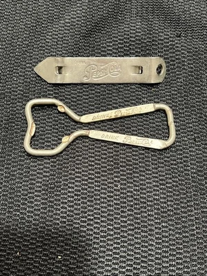 Abridores de botellas Pepsi-Cola de metal vintage de los años 60 de Pepsi Soda coleccionables hechos en EE. UU. Foto 1 de 4