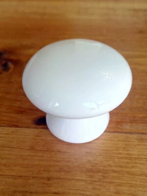 25 x White Quality Porcelain/Ceramic Door/Draw Knobs. New individually packed - Image 1 of 4