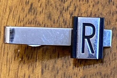 Ternos masculinos SWANK clipe de gravata letra R, clipe prata com preto/prata 1,7" - Imagem 1 de 4