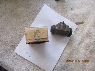 NOS 1960 PLYMOUTH VALIANT RIGHT FRONT WHEEL CYLINDER-PART NUMBER 2072616 - Image 1 of 4