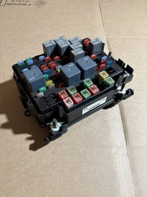 Chevy GMC Sierra Silverado 2500/3500 2003-06 caja de fusibles motor 6,0 OEM 15201928-01 Foto 1 de 4