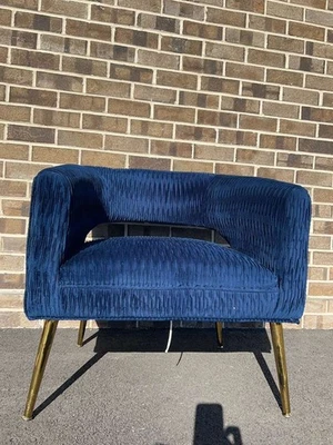Silla de terciopelo azul con patas doradas  Foto 1 de 4