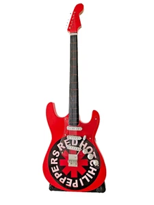 Miniature Guitar RED HOT CHILI PEPPERS With Stand. Collectable. Free Post! - Foto 1 di 6