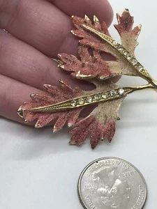 Broche prendedor dorado vintage hoja rojo esmerilado con pedrería rosa D-5154 - Imagen 1 de 2