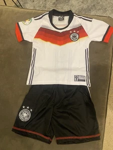 Alemania Alemania Fútbol Conjunto FIFA 2014 Camiseta Pantalones Cortos Ozil Niños Jóvenes Talla 4 - Imagen 1 de 6