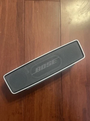 Bose SoundLink Mini Портативная Bluetooth-колонка 1-го поколения Серый - Изображение 1 из 4