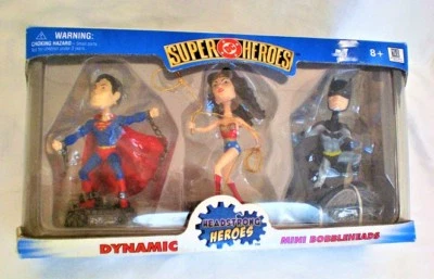 JUEGO BOBBLEHEAD DC HEADSTRONG HEROES SUPERMAN BATMAN MUJER MARAVILLA EMBALAJE USADO  Foto 1 de 4
