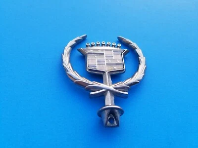 Cadillac Deville 1997 1998 1999 capó delantero emblema logotipo insignia símbolo fabricante original usado A4 Foto 1 de 3