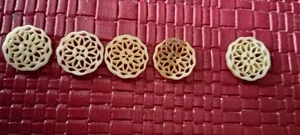 4 BOTONES PLÁSTICO COLOR CREMA ENCAJE DELICADO 11/16 + 1 MÁS GRANDE 3/4 pulgada - Imagen 1 de 3