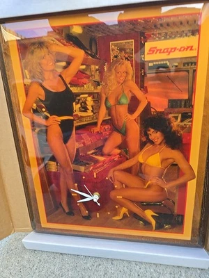 NUEVO EN CAJA Reloj de Pared Pinup Herramientas a Presión Vintage - Años 80 - 3 Niñas Traje de Baño PROBADO Foto 1 de 4