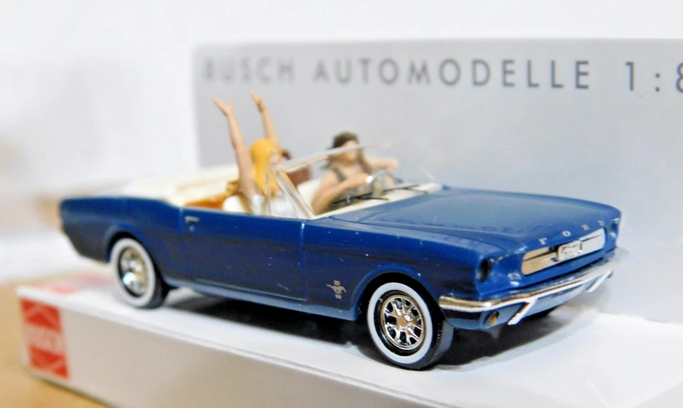Ford Mustang convertible Busch 47528 1964 con figuras azul oscuro nuevo en caja Foto 1 de 4