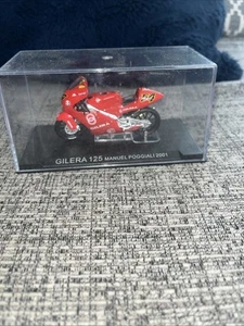 Scale Model Motorbike Gilera 125 Manuel Poggiali 2001 No 54 - Picture 1 of 4