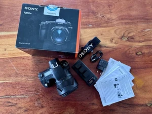 SONY Cyber-Shot DSC-RX10 IV  - mit 0,03 Sekunden-Autofokus & optischem 25x Zoom - Bild 1 von 9