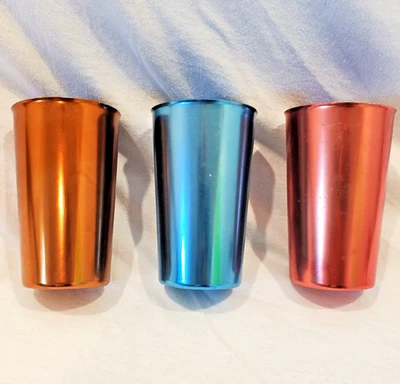 3 vasos de aluminio vintage BASCAL multicolores de 4,5" de alto Foto 1 de 4