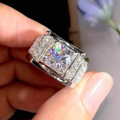 Alianza de diamantes creados en laboratorio de corte redondo 3TCW para hombre enchapada en oro blanco de 14 K Foto 1 de 4