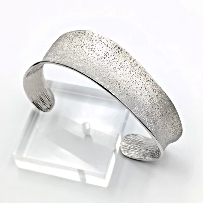 Brazalete ondulado Charles Garnier de plata de ley 925 con textura constelación Foto 1 de 4