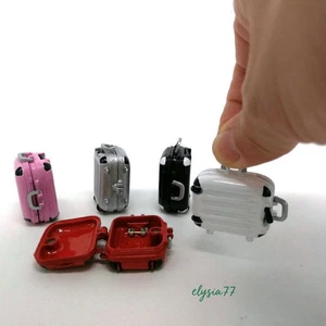 Pequeña linda casa de muñecas a escala 1:24 miniatura muñecas de viaje baúl de bolsillo aleación exterior - Imagen 1 de 9