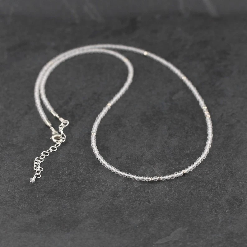 Collar gargantilla con cuentas de piedras preciosas pequeñas redondas facetadas de cristal de roca transparente de 2-3 mm 18" Foto 1 de 4