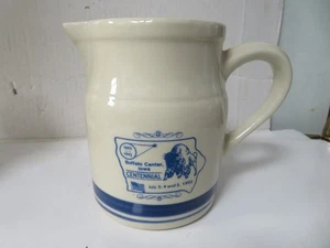 Brocca ceramica amicizia Buffalo Center Iowa centenario 1992 righe blu - Foto 1 di 10