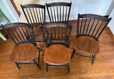 Juego de 5 sillas Hitchcock negras y de arce cosecha abanico respaldo estampado estilo Windsor Foto 1 de 4