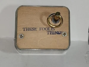 Caja de música/joyero vintage Fudji Japón These Foolis Thing movimiento musical - Imagen 1 de 8