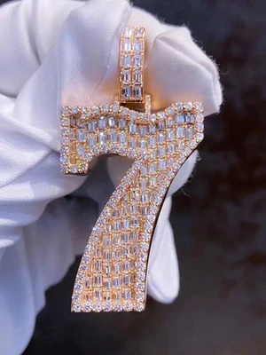 Colgante número moissanita blanca personalizado corte baguette de 2,50 quilates chapado en oro rosa de 14 k Foto 1 de 4