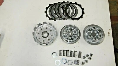 Suzuki PE250 PE 250 1979 montaje de cesta de embrague con placas Foto 1 de 4