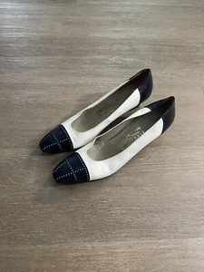 VTG Salvatore Ferragamo Womens White/Navy Pumps Size 10 AAA NARROW Fit - Picture 1 of 7
