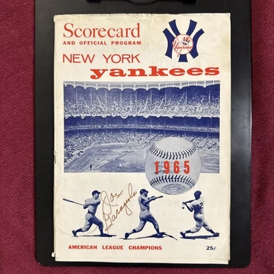 Programa de los Yankees de Nueva York 1965 autografiado por Joe Garagiola, Phil Rizzuto sin certificado Foto 1 de 4