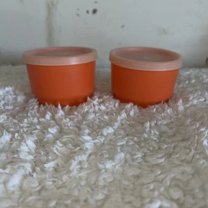 LOTE de 2 tazas de aperitivos Tupperware 1229 naranja vintage, contenedores de almacenamiento de 4 oz con tapas - Imagen 1 de 4