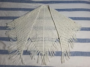 Scialle bianco vintage all'uncinetto a mano con frange Grannycore 70" x 32" - Foto 1 di 8