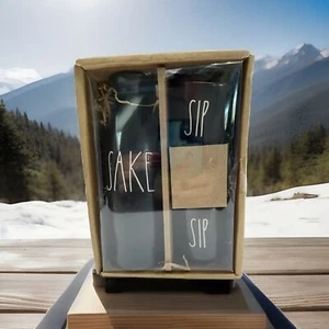 Rae Dunn By Magenta Artisan Set di Sake Nero, 2 Tazze da Sorso, 1 Piccola Brocca per Sake - Foto 1 di 3