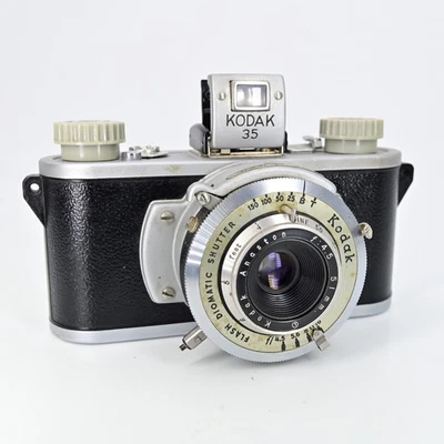 Cámara fotográfica de baquelita Kodak 35 135 35 mm con obturador diomático flash 51 mm f4,5  Foto 1 de 4