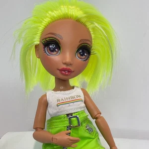 MGA Rainbow High 10 Zoll Puppe mit Kleidung. - Bild 1 von 3