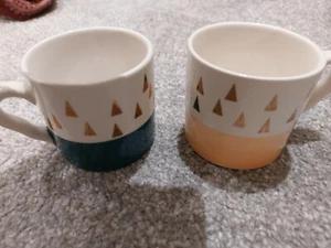 2 NEW HOUSE OF DISASTER PORCELAIN MUGS, APRICOT & GREEN. GOLD CHRISTMAS TREES - Picture 1 of 5