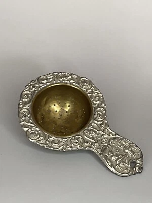 Antiguo colador de té alemán de latón ornamentado con plato de plata marca "Alemania" Foto 1 de 4